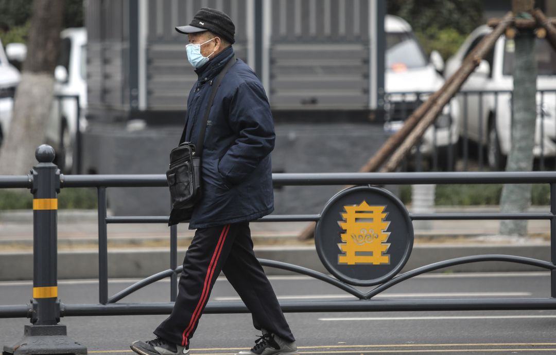 Un ciudadano chino se tapa la cara para evitar el contagio y la contaminación. Un ciudadano chino se tapa la cara para evitar el contagio y la contaminación.