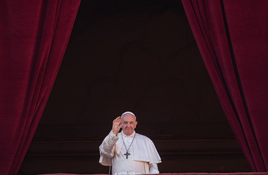 El Papa Francisco en el balcón de la basílica de San Pedro. El Papa Francisco en el balcón de la basílica de San Pedro.