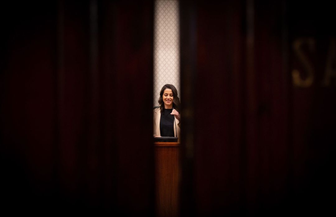 La presidenta de Ciudadanos en el Congreso de los Diputados, Inés Arrimadas, en una de las salas del Parlament de Cataluña donde se ha reunido con el grupo parlamentario de la formación naranja. La presidenta de Ciudadanos en el Congreso de los Diputados, Inés Arrimadas, en una de las salas del Parlament de Cataluña donde se ha reunido con el grupo parlamentario de la formación naranja.