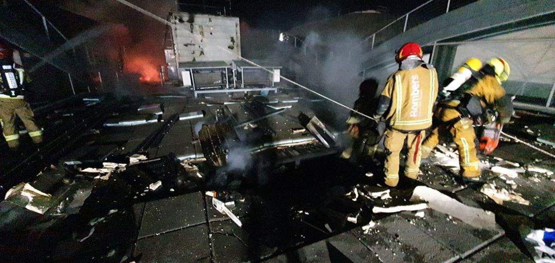 Los bomberos han dado por extinguido el incendio en el aeropuerto de Alicante - Elche Los bomberos han dado por extinguido el incendio en el aeropuerto de Alicante - Elche