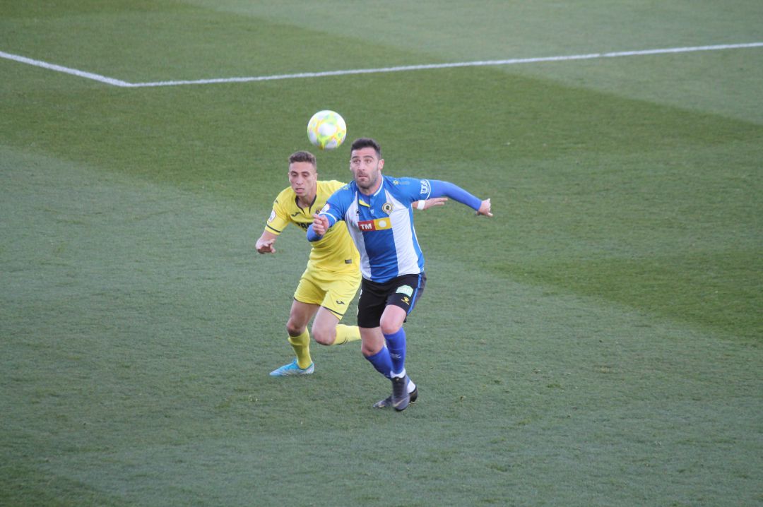Benja pugna un balón con un defensa del Villarreal B Benja pugna un balón con un defensa del Villarreal B