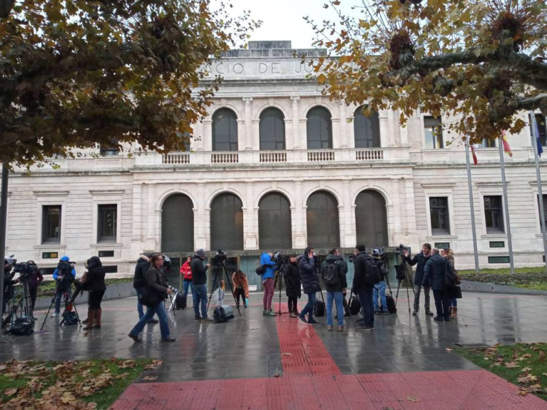 Periodístas y cámaras de televisión aguardan frente a la Audiencia Provincial de Burgos durante la celebración del juicio Periodístas y cámaras de televisión aguardan frente a la Audiencia Provincial de Burgos durante la celebración del juicio