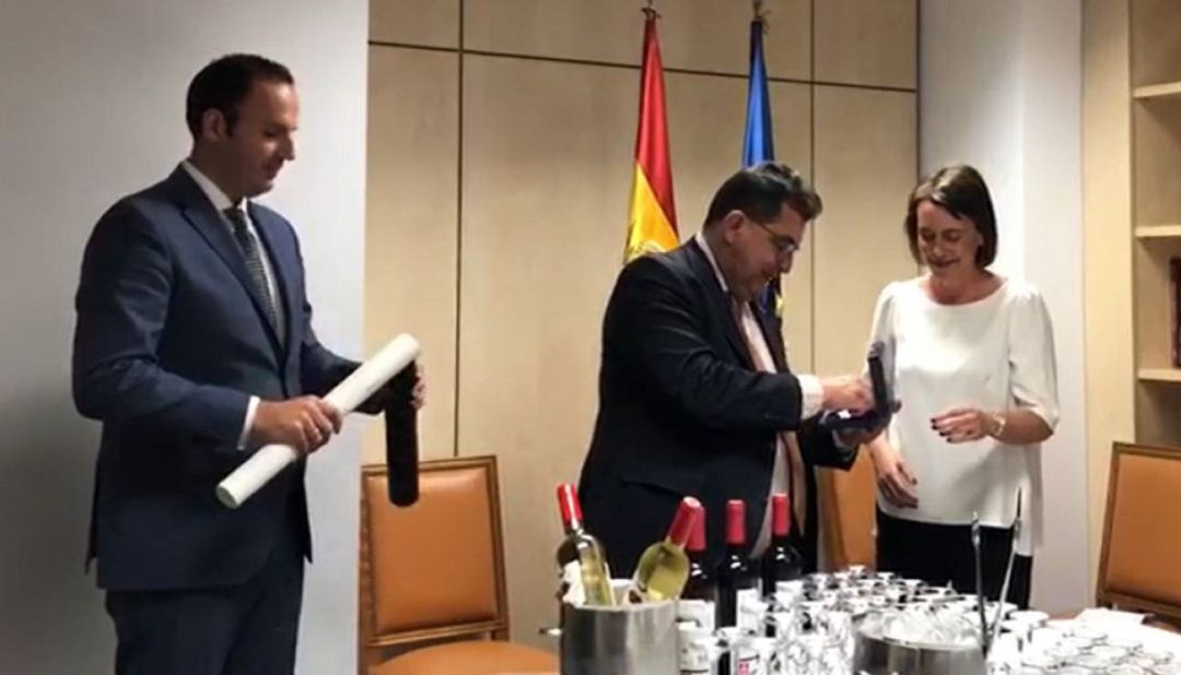 Gavela, durante la imposición de la Cruz de Oficial del Mérito Civil Gavela, durante la imposición de la Cruz de Oficial del Mérito Civil