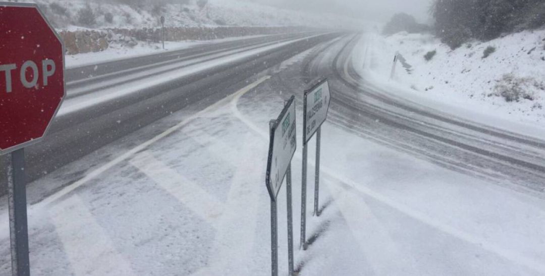 Nieve en una carretera de la provincia de Jaén. Nieve en una carretera de la provincia de Jaén.