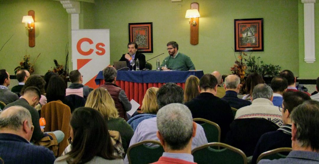 El presidente de la Comisión Gestora de Ciudadanos, Manuel García Bofill, ha participado en la asamblea con afiliados de Cs Jaén junto al responsable de Organización, Fran Hervías. El presidente de la Comisión Gestora de Ciudadanos, Manuel García Bofill, ha participado en la asamblea con afiliados de Cs Jaén junto al responsable de Organización, Fran Hervías.