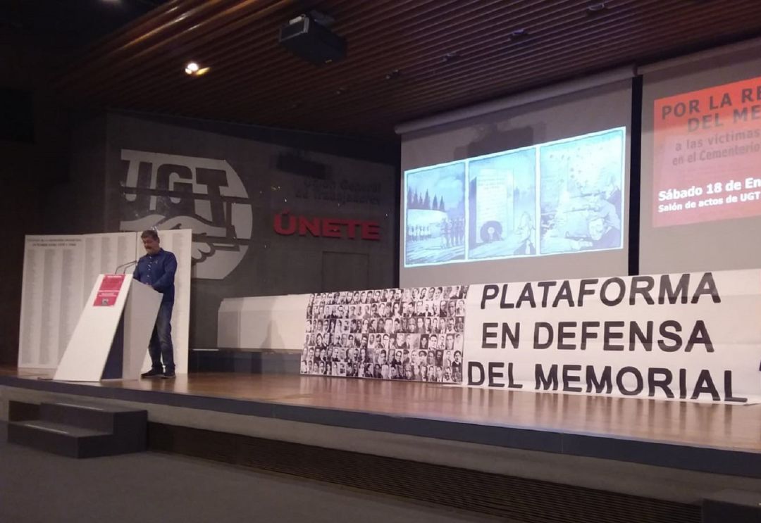 Luis Fernández Contreras, uno de los portavoces de la Plataforma en en Defensa del Memorial durante el acto celebrado este sábado Luis Fernández Contreras, uno de los portavoces de la Plataforma en en Defensa del Memorial durante el acto celebrado este sábado