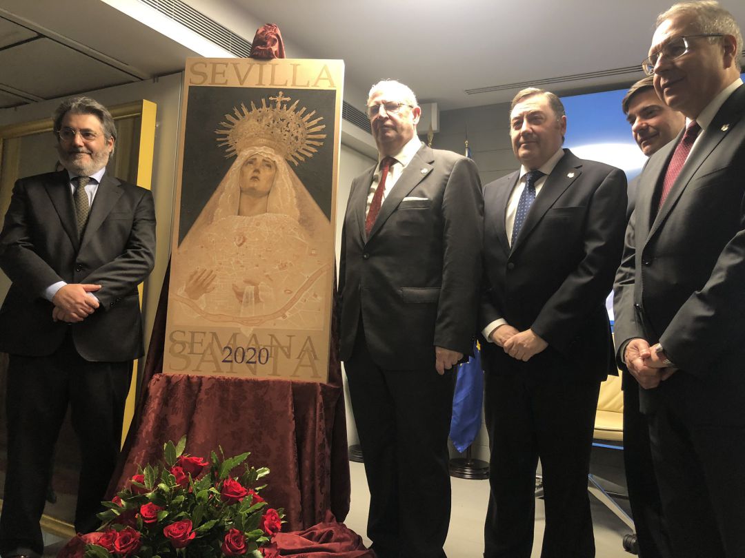 Daniel Bilbao Peña, el primero por la izquierda, junto a su cartel y los miembros de la junta superior del Consejo de Cofradías Daniel Bilbao Peña, el primero por la izquierda, junto a su cartel y los miembros de la junta superior del Consejo de Cofradías