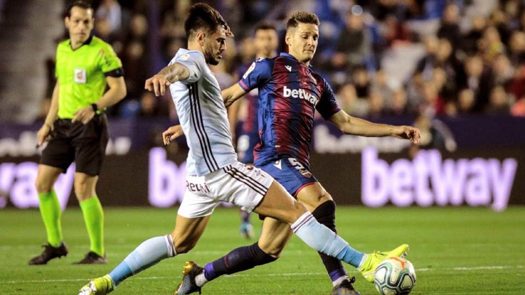 David Costas y Radoja pugnan por un balón durante el Levante-Celta de esta temporada. David Costas y Radoja pugnan por un balón durante el Levante-Celta de esta temporada.