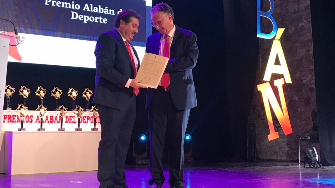 José Luis Capilla, periodista de Cadena SER, recibe el escudo de oro de Don Benito
