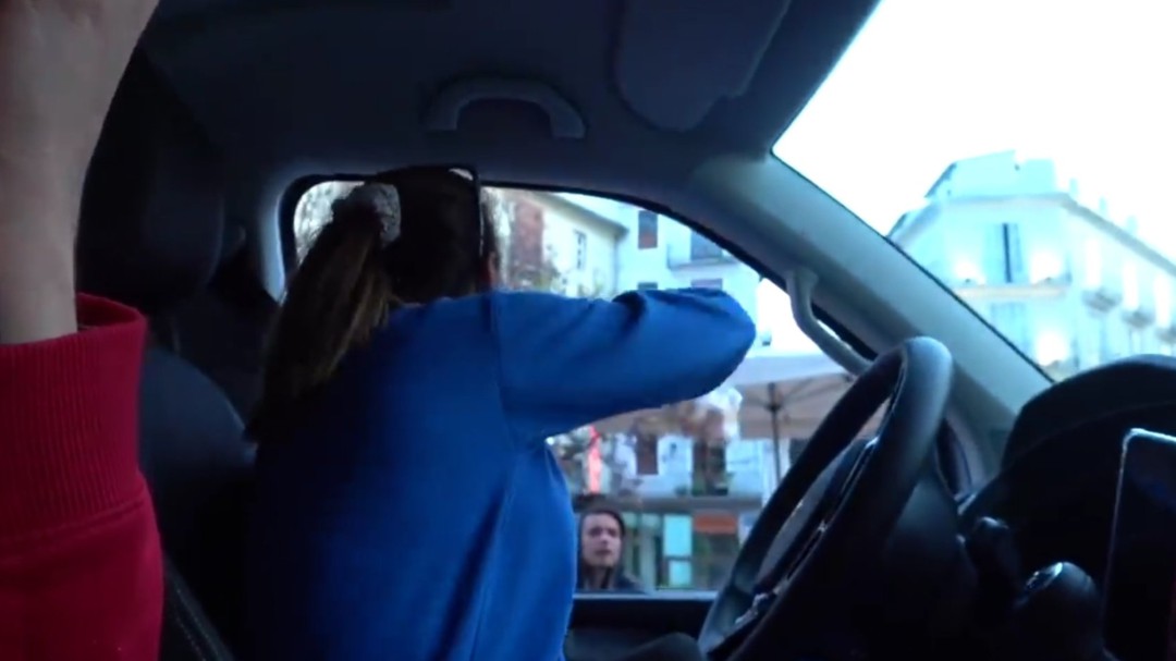 Dos 'youtubers' borran un vídeo en el que lanzan comida a gente pobre desde un coche