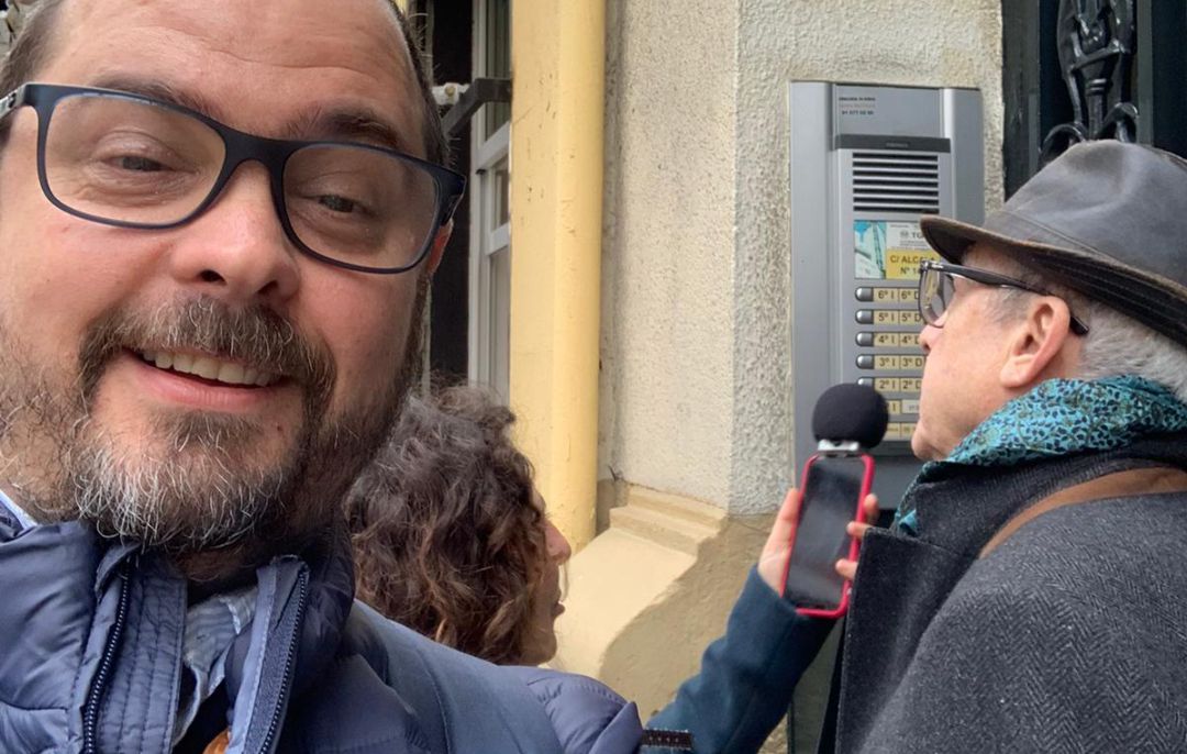 Juanjo Millás, Paqui Ramos y Agustín Nuño, profesor de ventas tratando de entrar a un portal Juanjo Millás, Paqui Ramos y Agustín Nuño, profesor de ventas tratando de entrar a un portal
