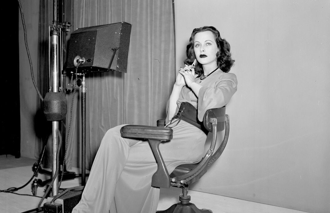 Hedy Lamarr en un estudio de grabación. Hedy Lamarr en un estudio de grabación.