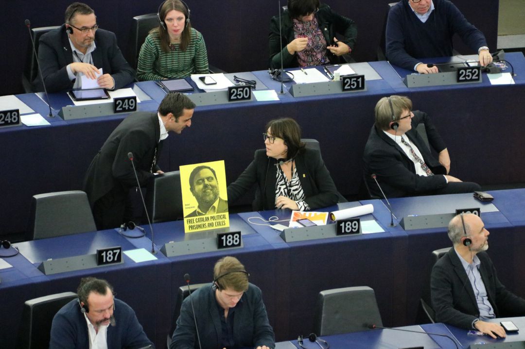 La eurodiputada Diana Riba discute con un ujier de la Eurocámara que le pide retirar una imagen de Oriol Junqueras a su escaño en el Parlamento Europeo La eurodiputada Diana Riba discute con un ujier de la Eurocámara que le pide retirar una imagen de Oriol Junqueras a su escaño en el Parlamento Europeo