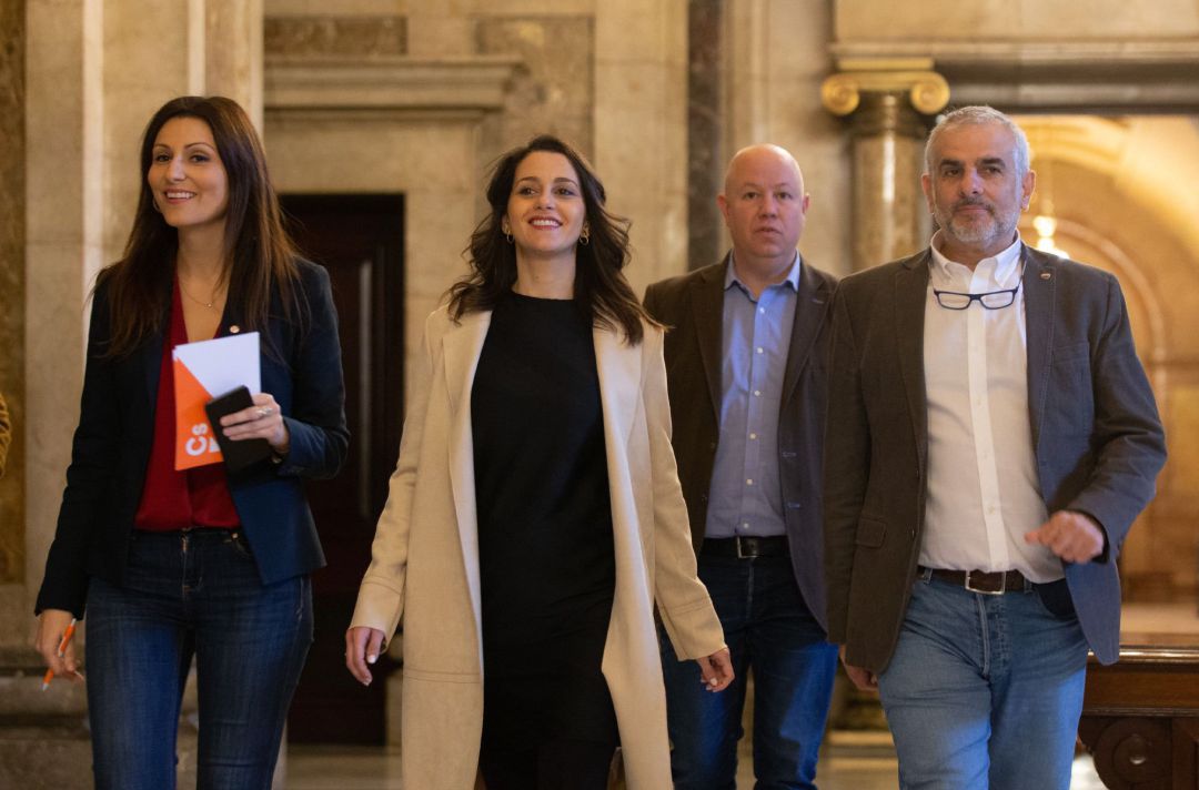 La presidenta de Ciudadanos en el Congreso de los Diputados, Inés Arrimadas (c) , acompañada de la portavoz parlamentaria, Lorena Roldán (i) y del presidente del grupo parlamentario, Carlos Carrizossa (d) en los pasillos del Parlament de Cataluña La presidenta de Ciudadanos en el Congreso de los Diputados, Inés Arrimadas (c) , acompañada de la portavoz parlamentaria, Lorena Roldán (i) y del presidente del grupo parlamentario, Carlos Carrizossa (d) en los pasillos del Parlament de Cataluña