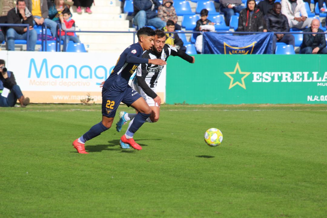 Un momento del partido. Un momento del partido.