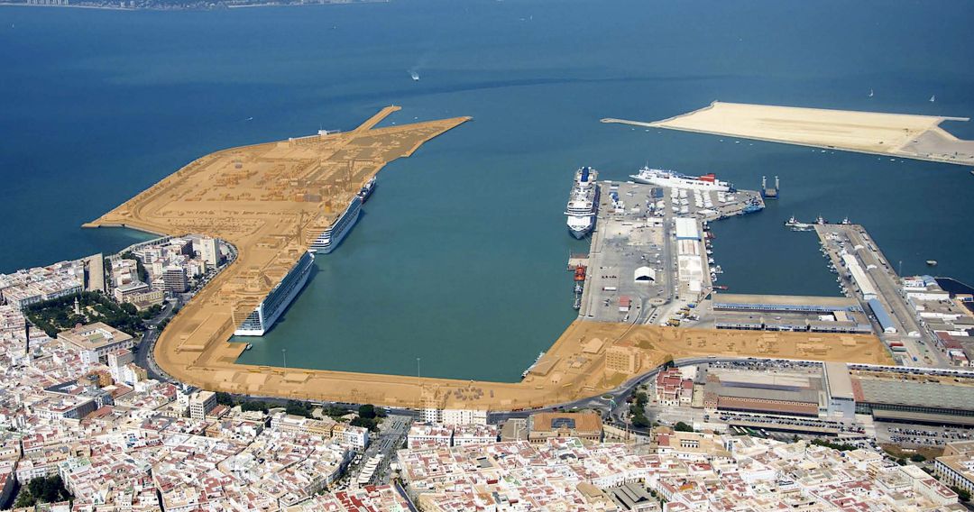 Suelos portuarios, con los terrenos de terminal Reina Sofía a la izquierda Suelos portuarios, con los terrenos de terminal Reina Sofía a la izquierda