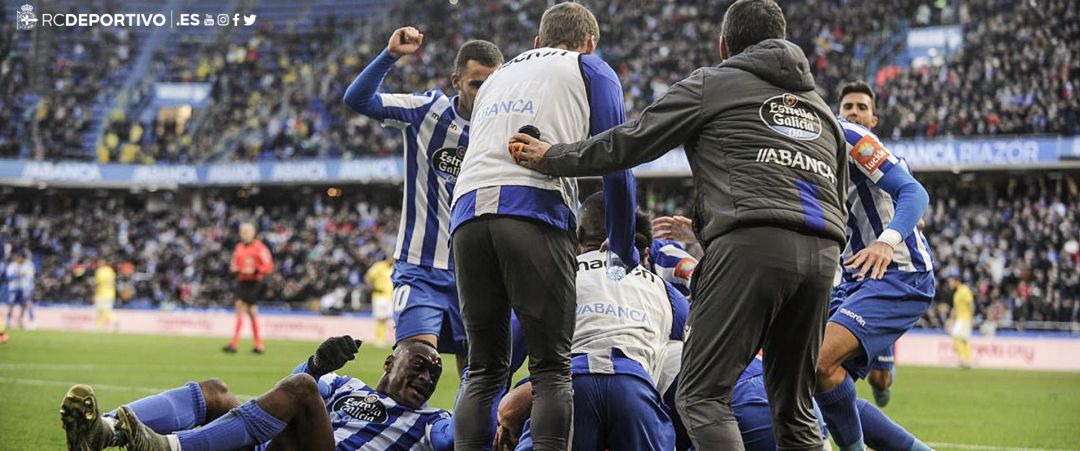Los blanquiazules celebrando el tanto de Sabin Los blanquiazules celebrando el tanto de Sabin