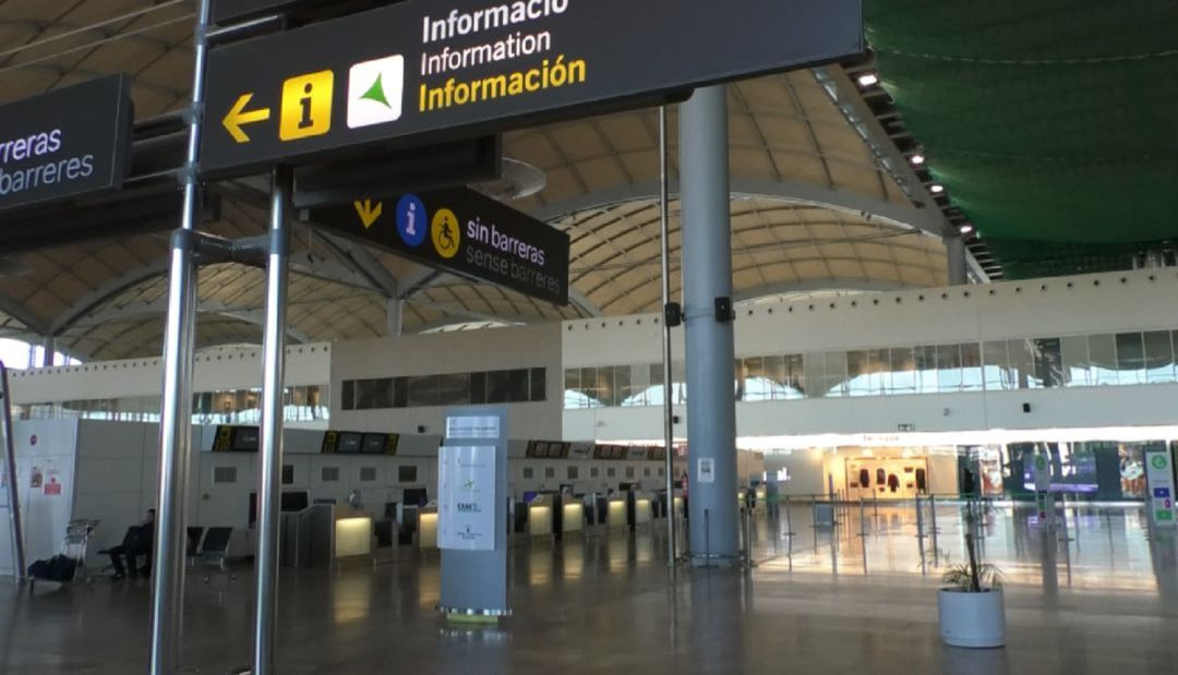 Cierran el aeropuerto Alicante-Elche ante la previsión de un fuerte temporal Cierran el aeropuerto Alicante-Elche ante la previsión de un fuerte temporal