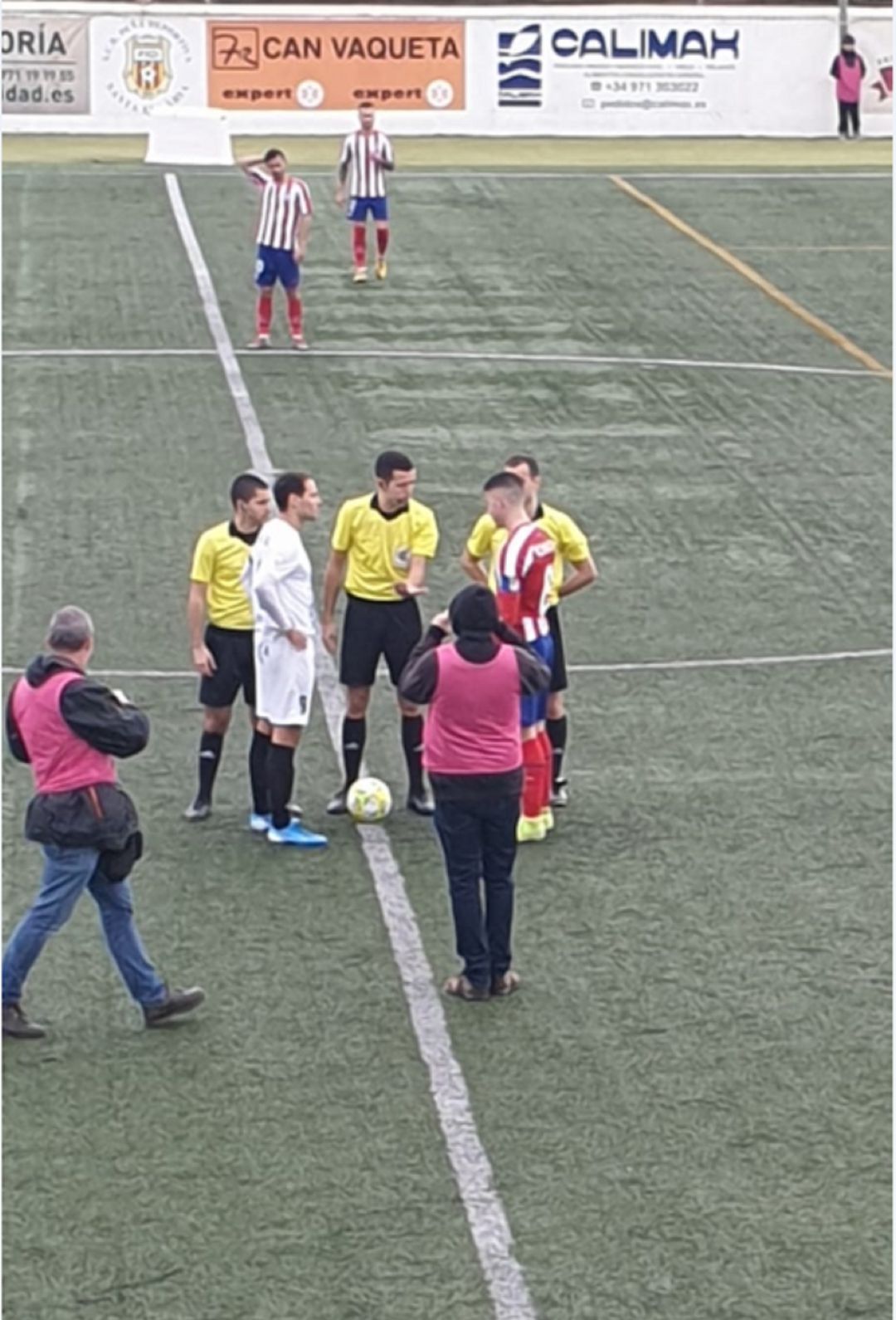Los capitanes con el trío arbitral Los capitanes con el trío arbitral