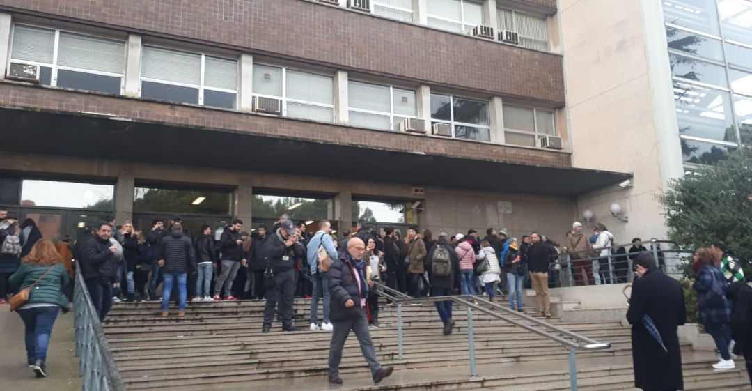 Aspirantes a punto de entrar en el examen para optar a una plaza en Correos en Catalunya. Aspirantes a punto de entrar en el examen para optar a una plaza en Correos en Catalunya.