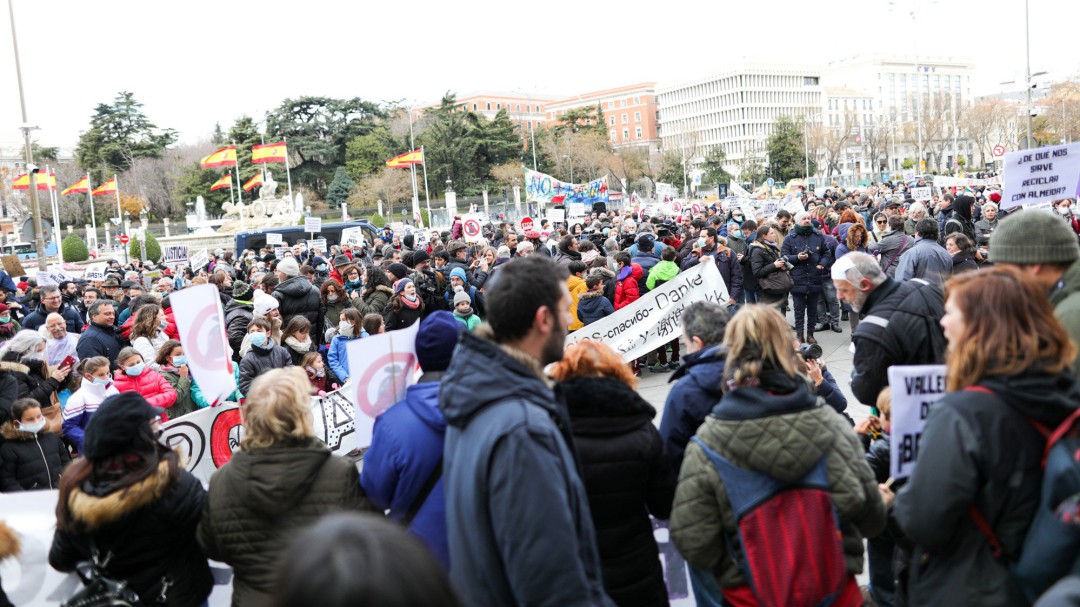 Vecinos de Vallecas se concentran contra la acogida de basura de Valdemingómez