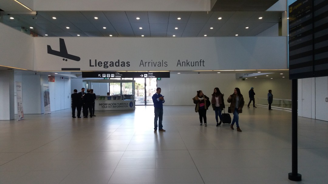 Corvera amplía su horario para atender los vuelos desviados de Alicante