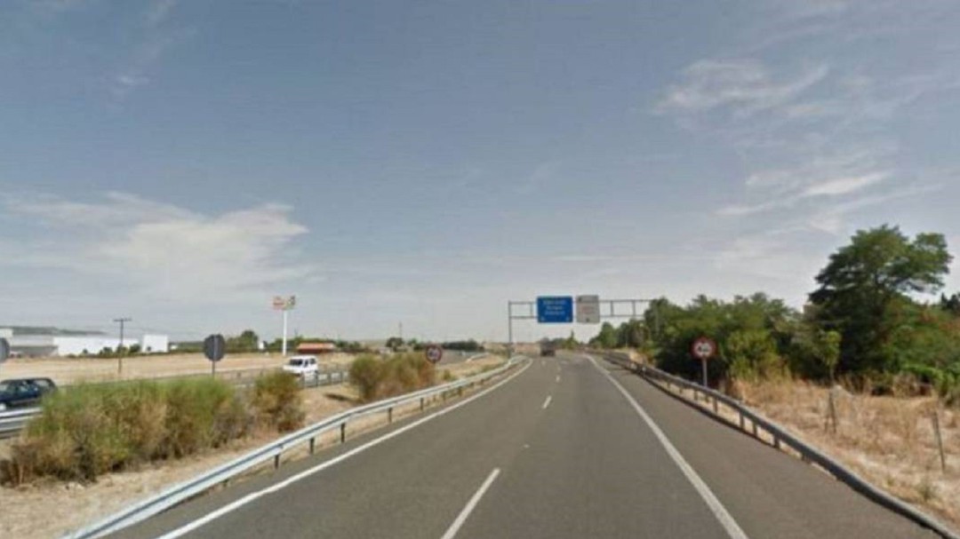 45 niños y 5 adultos ilesos tras chocar un autobús y un camión con un árbol que tumbó el viento en la A-62