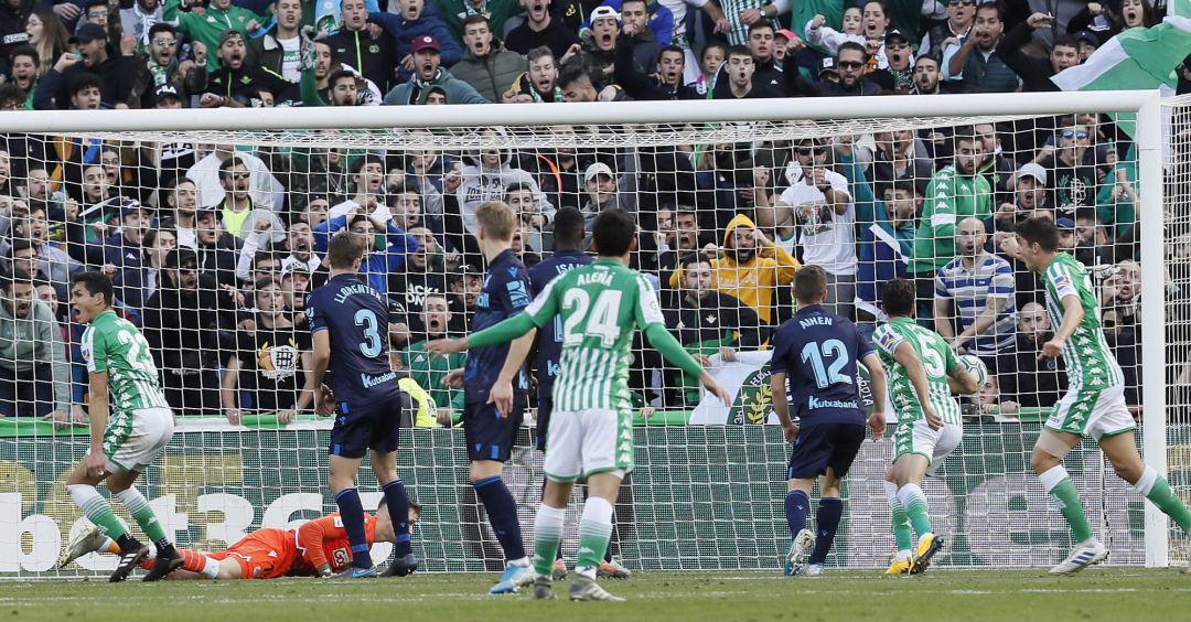 Los jugadores del Real Betis celebran el gol de Borja Iglesias ante la Real Sociedad en el estadio Benito Villamarín. Los jugadores del Real Betis celebran el gol de Borja Iglesias ante la Real Sociedad en el estadio Benito Villamarín.