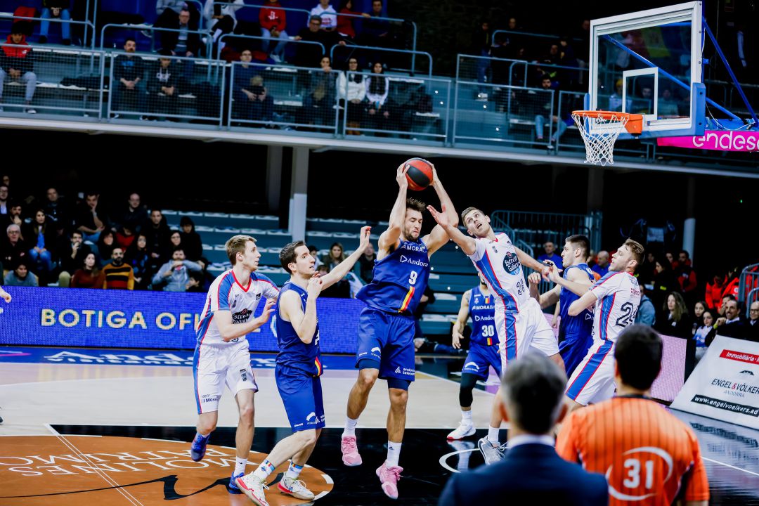 Nacho Llovet en una jugada davant l'Obradoiro. Nacho Llovet en una jugada davant l'Obradoiro.