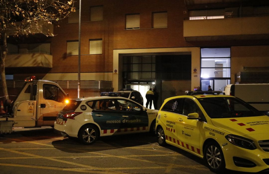 Imagen del dispositivo policial desplegado a las puertas del aparcamiento de Terrassa donde se ha producido el asesinato. Imagen del dispositivo policial desplegado a las puertas del aparcamiento de Terrassa donde se ha producido el asesinato.
