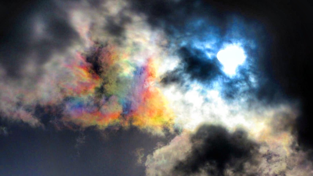 El espectáculo de las nubes de colores en Oviedo