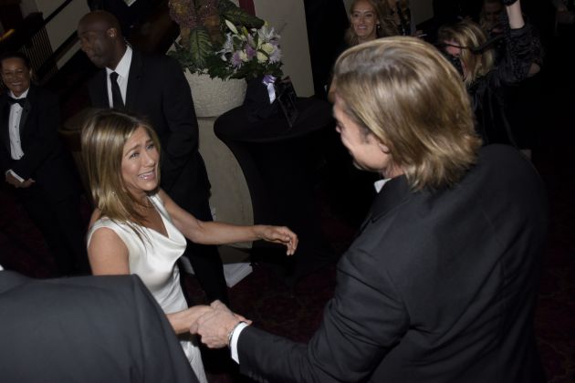Aniston lucía un traje de noche blanco y Pitt traje negro de chaqueta con camisa blanca. Aniston lucía un traje de noche blanco y Pitt traje negro de chaqueta con camisa blanca.