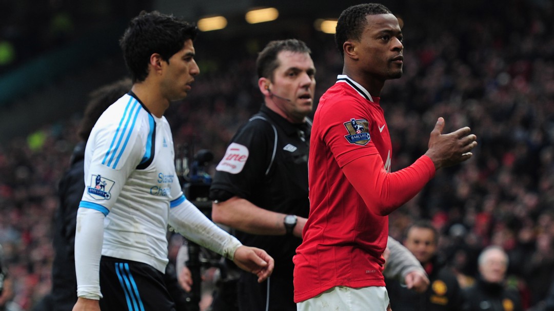 Evra recibe una carta de disculpa del Liverpool nueve años después del incidente con Luis Suárez