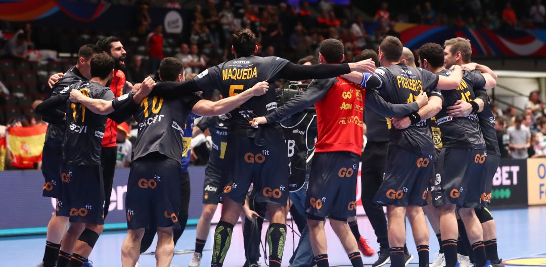 Los jugadores de la selección española de balonmano celebran el pase a semifinales tras ganar a Bielorrusia Los jugadores de la selección española de balonmano celebran el pase a semifinales tras ganar a Bielorrusia