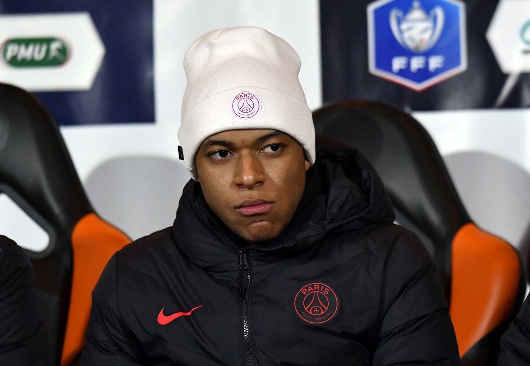 Mbappé, en el banquillo del PSG Mbappé, en el banquillo del PSG