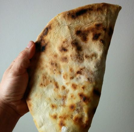 Lo mejor de una masa de pizza es que tenga una corteza crujiente, pero que sea lo bastante flexible como para poder doblarse por la mitad sin romperse. Lo mejor de una masa de pizza es que tenga una corteza crujiente, pero que sea lo bastante flexible como para poder doblarse por la mitad sin romperse.