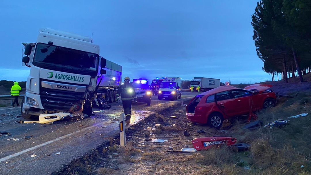 Un conductor atrapado tras la colisión en Villanueva de la Jara de un camión y un turismo.