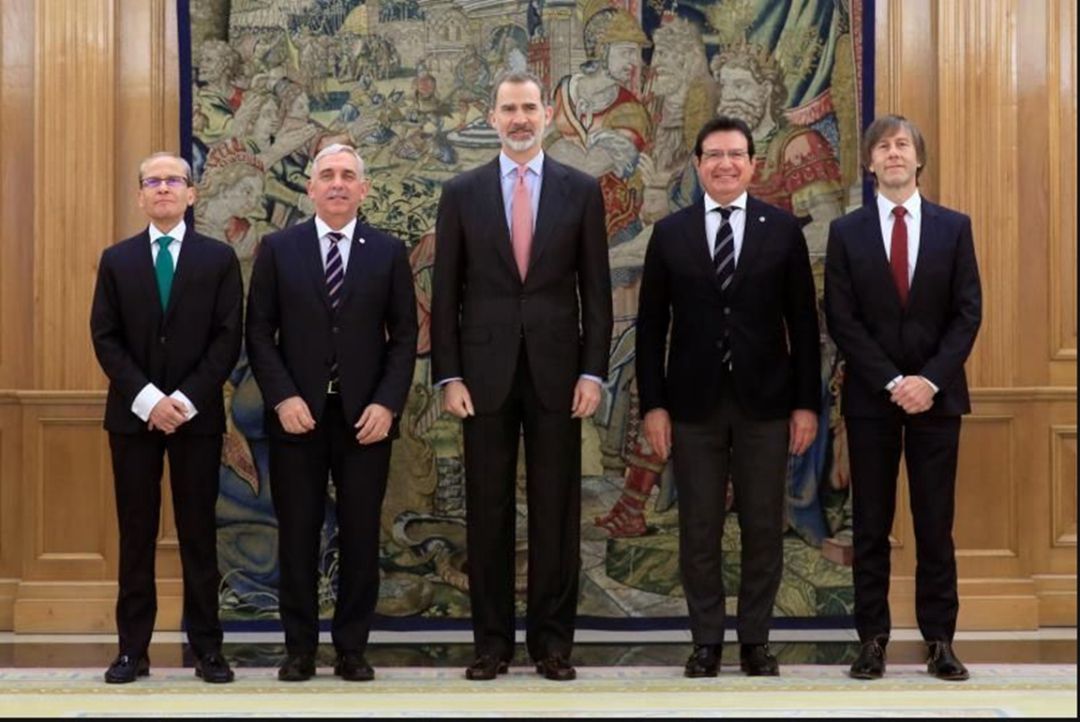 El rey posa con los representantes de la EUIPO en su visita al Palacio de la Zarzuela. El rey posa con los representantes de la EUIPO en su visita al Palacio de la Zarzuela.