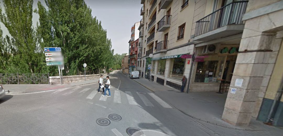La proximidad de este paso de cebra y la rotonda implica un problema La proximidad de este paso de cebra y la rotonda implica un problema