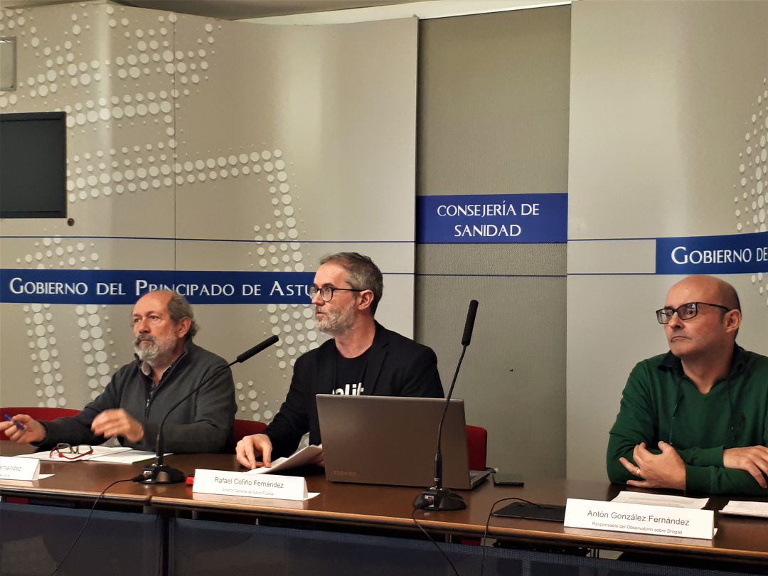 Responsables de la Consejería de Sanidad, presentan los datos de la Encuesta sobre Uso de Drogas en Enseñanzas Secundarias. En el centro, el director general de Salud Pública, Rafael Cofiño Responsables de la Consejería de Sanidad, presentan los datos de la Encuesta sobre Uso de Drogas en Enseñanzas Secundarias. En el centro, el director general de Salud Pública, Rafael Cofiño