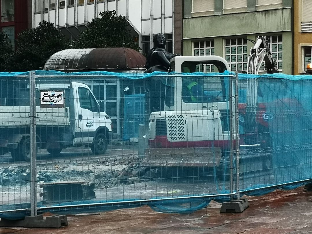 Comienzan las obras de la plaza de La Escandalera con la retirada de los "bancos arcoíris" Comienzan las obras de la plaza de La Escandalera con la retirada de los "bancos arcoíris"