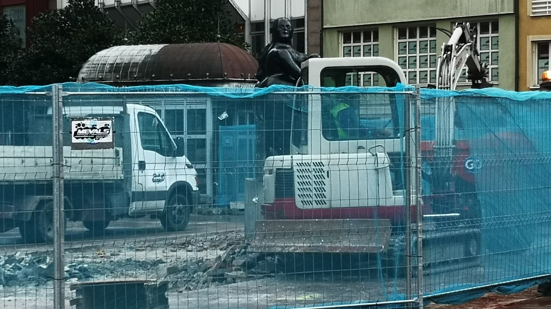 Comienzan las obras de la plaza de La Escandalera con la retirada de los "bancos arcoíris"