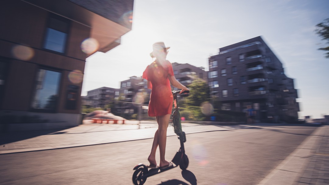 La normativa sobre el uso de patinetes eléctricos en Santa Cruz de Tenerife comienza con 16 sanciones