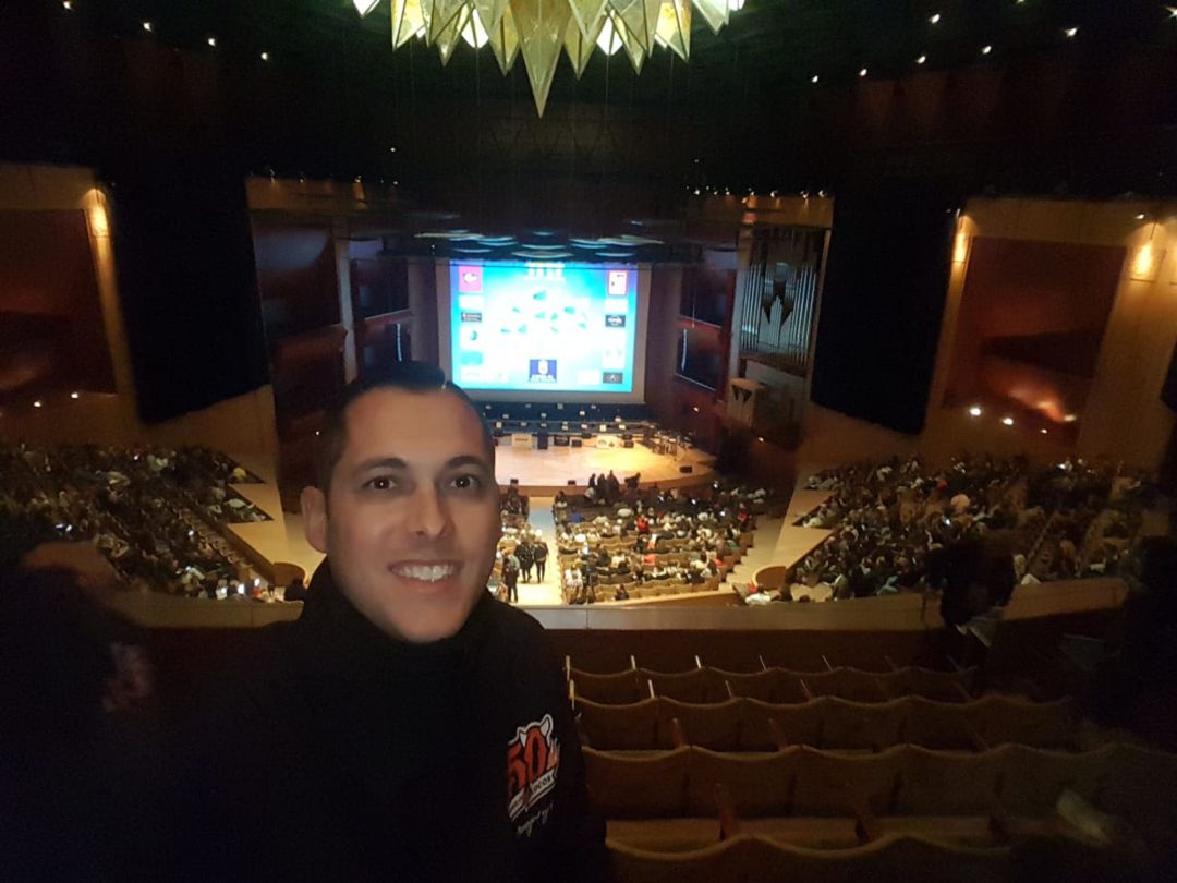 Idafe González, con Diablos en un acto en el Alfredo Kraus de Gran Canaria. Idafe González, con Diablos en un acto en el Alfredo Kraus de Gran Canaria.