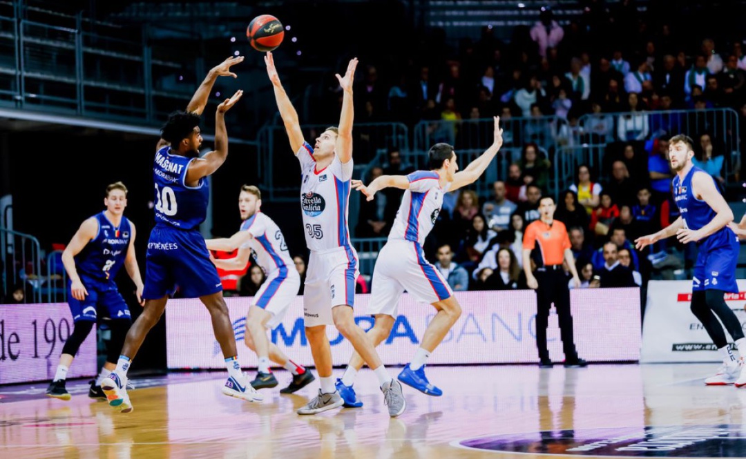 Franntz Massenat pasa el balón ante Chris Czerapowicz en el partido jugador en Andorra por el Obra Franntz Massenat pasa el balón ante Chris Czerapowicz en el partido jugador en Andorra por el Obra
