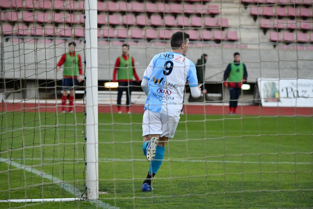 Pablo Antas celebra su gol, que dio la victoria al Compos ante el Alondras Pablo Antas celebra su gol, que dio la victoria al Compos ante el Alondras