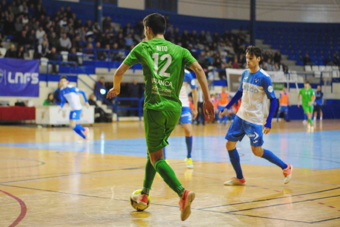 Nito Valle conduce el balón en el partido ante el Alzira Nito Valle conduce el balón en el partido ante el Alzira