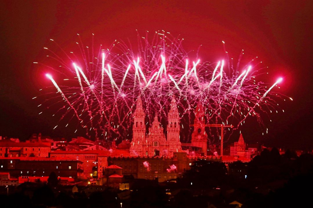 Espectáculo de fuegos artificiales llevado a cabo en el Pazo de Raxoi de Santiago de Compostela con el que la capital de Galicia da la bienvenida a la fiesta de su patrón, Santiago Apóstol, en la víspera del Día Nacional de Galicia. Espectáculo de fuegos artificiales llevado a cabo en el Pazo de Raxoi de Santiago de Compostela con el que la capital de Galicia da la bienvenida a la fiesta de su patrón, Santiago Apóstol, en la víspera del Día Nacional de Galicia.