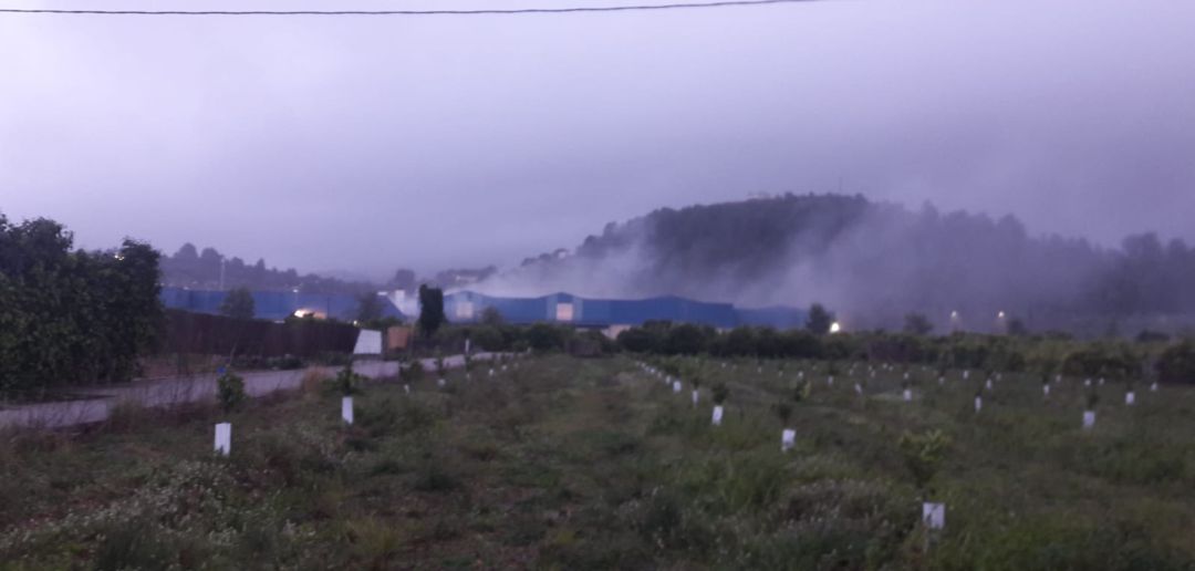 Almacén de Potries cubierto de humo durante el incendio Almacén de Potries cubierto de humo durante el incendio