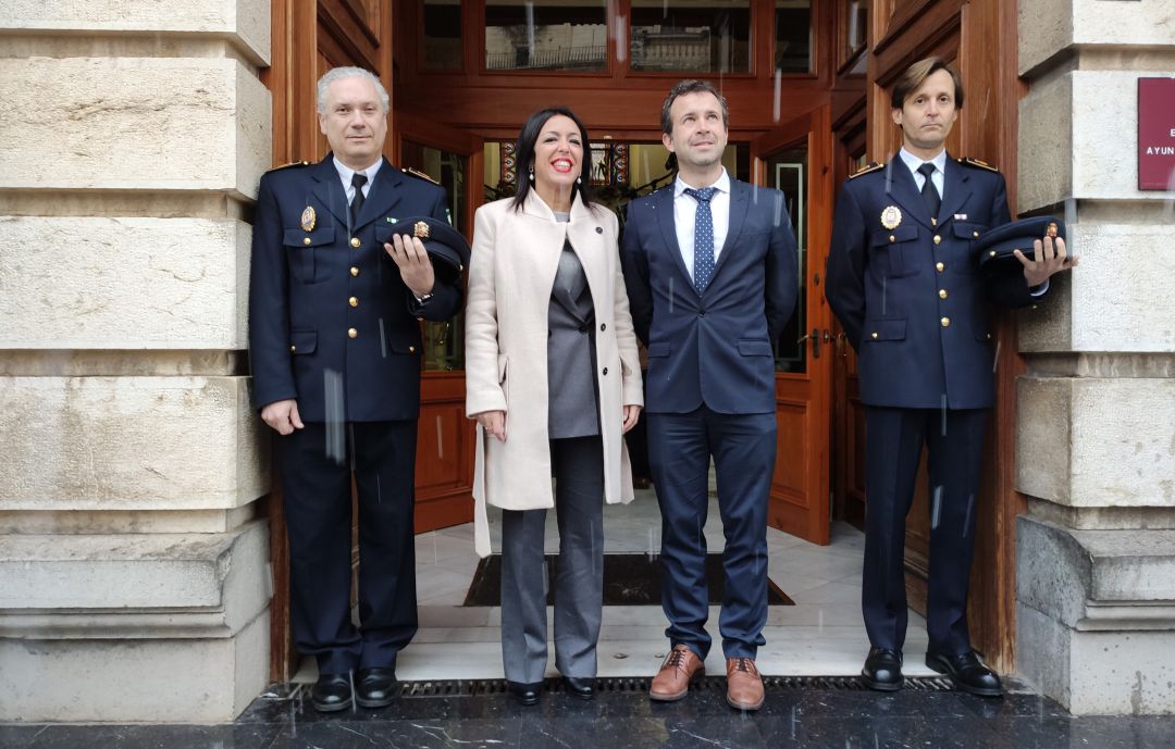Marta Bosquet y Julio Millán posan en la puerta del Ayuntamiento de Jaén acompañados de responsables policiales. Marta Bosquet y Julio Millán posan en la puerta del Ayuntamiento de Jaén acompañados de responsables policiales.